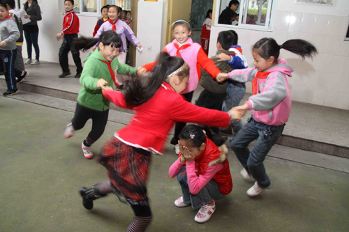 南平市實驗小學(xué)學(xué)生課后在玩“轉(zhuǎn)圈圈”舒緩心理壓力