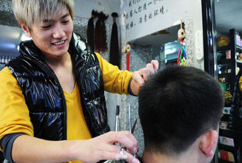 初春到 理發店人氣旺