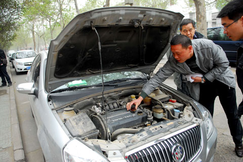 車輛故障疑因中石化汽油引起 新鄉百余車主集體討說法