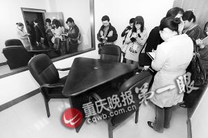 重慶打黑辦案區(qū)揭秘:墻壁貼海綿坐椅是測(cè)謊儀(圖)