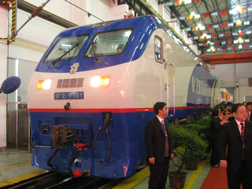 新出口烏茲別克斯坦電力機(jī)車在南車株機(jī)公司下線