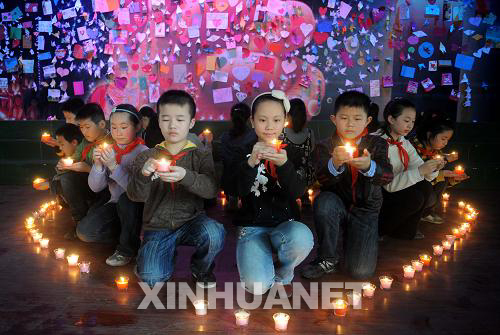 南昌小學生為玉樹地震災區祈禱