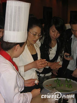 網(wǎng)媒記者德發(fā)長“拜師學(xué)藝”大秀花式餃子絕活