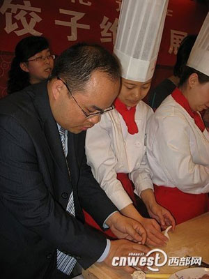 網(wǎng)媒記者德發(fā)長“拜師學(xué)藝”大秀花式餃子絕活