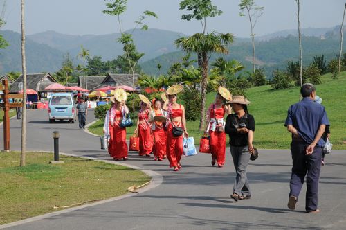西雙版納熱帶植物園內的歡樂傣族年