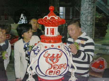 大連市昨向上海世博會贈送50余件世博圖標(biāo)陶藝作品