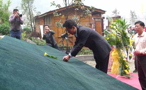 汶川縣映秀鎮(zhèn):為逝者禱告為生者祈福(圖)