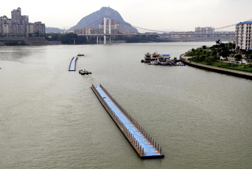 浮橋“搬家”度汛