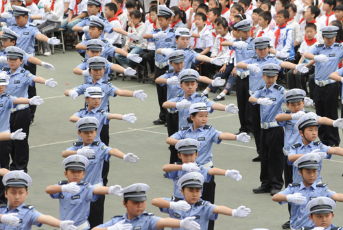 河南首支少年交警大隊在鄭州成立
