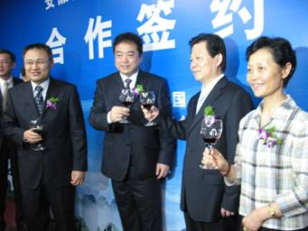 安徽郵政公司與安徽省旅游局簽署合作諒解備忘錄安徽旅游、郵政攜手 共創(chuàng)旅游新時代