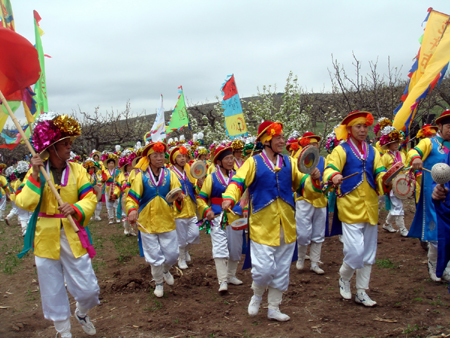 2010“延邊之春”龍井梨花節(jié)盛裝啟幕(組圖)