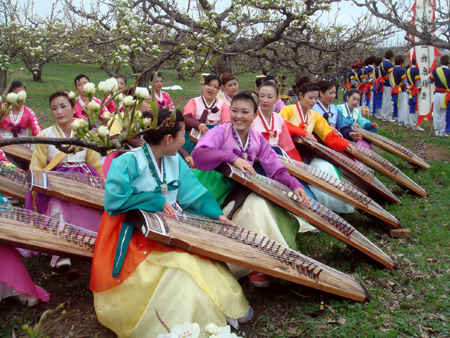 2010“延邊之春”龍井梨花節(jié)盛裝啟幕(組圖)