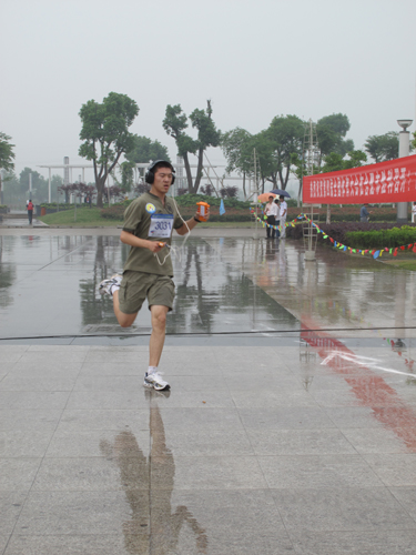 四體會無線電測向比賽 風(fēng)雨無阻顯實力