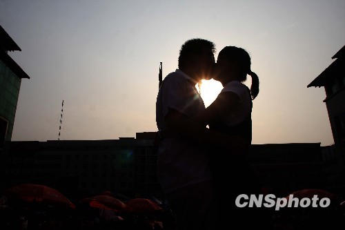西安男女街頭創(chuàng)意接吻大挑戰(zhàn)