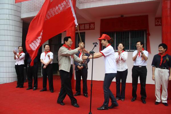 達州市把關愛送到農民工子女心上(組圖)