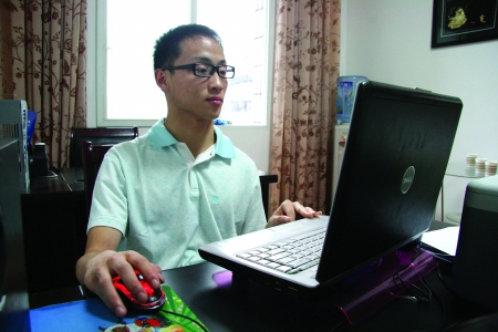 母親含辛茹苦養病兒 腦癱兒自學成才做白領