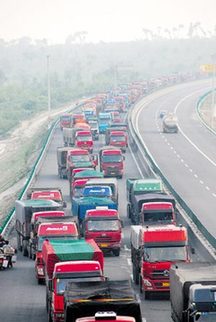 西北進京高速發生擁堵 張家口段似停車場(圖)