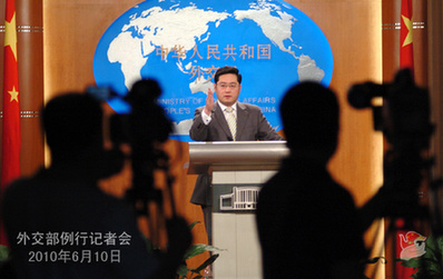 秦剛就伊核、中國(guó)記者遭搶劫等答問(wèn)