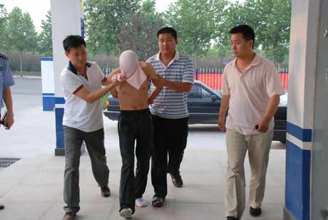 鞏義警方神勇出擊擒兇頑 副局長(zhǎng)血灑街頭贏民贊