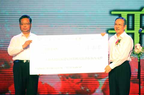 上海人民向福建災(zāi)區(qū)捐款500萬元人民幣(圖)