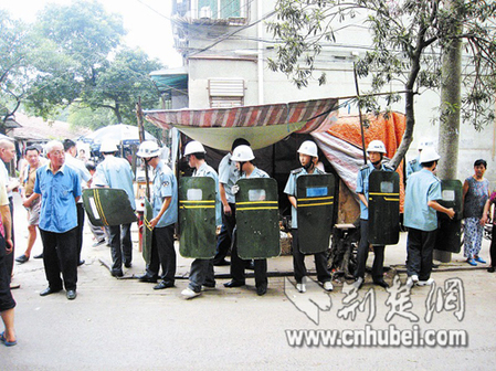 武漢城管“鐵桶陣執法” 市民稱太過