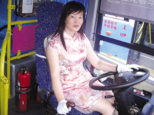 南京美女司機穿旗袍開公交車引轟動 6件換著穿(圖)
