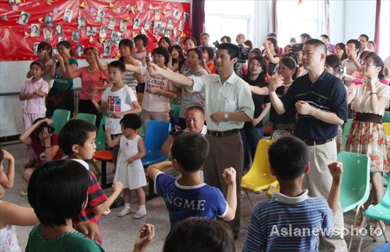 中國(guó)日?qǐng)?bào)捐助“太陽(yáng)村” 溫暖特殊兒童（組圖）