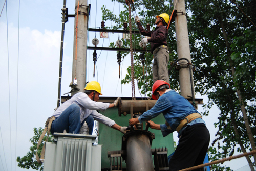 河南潢川電業(yè)部門：冒高溫 戰(zhàn)酷暑 確保居民用電