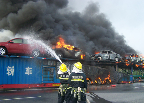 河南鎮(zhèn)平：大貨車突發(fā)大火 消防官兵全力撲救