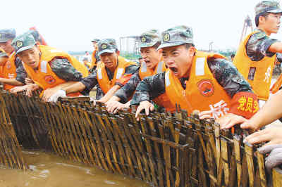 南京高旺河堤決口　軍民成功封堵