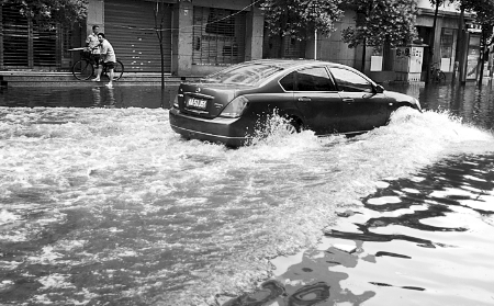 鄭州暴雨淹城41路段嚴重積水 市委政府網上致歉(圖)