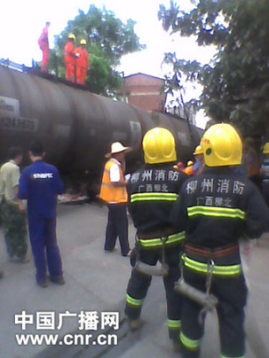 廣西柳州柴油罐列車發生脫軌事故(圖)