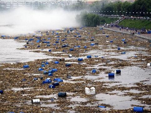 吉林市1000多只化工廠原料桶被洪水沖入松花江