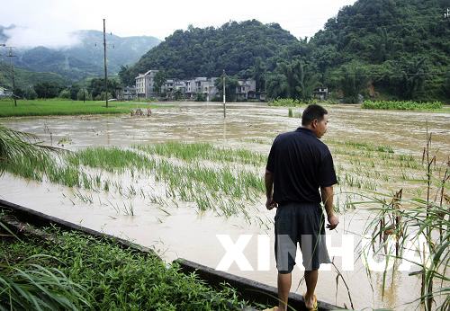 廣西部分地區(qū)遭暴雨襲擊 縣城部分街道出現(xiàn)內(nèi)澇