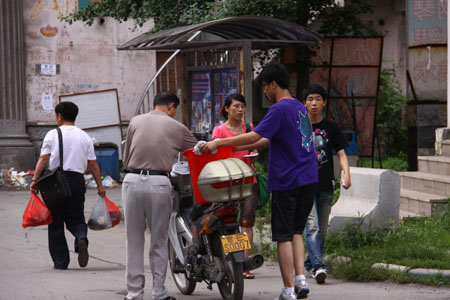 吉林通化正在搶修供水管線及市民各取水點取水