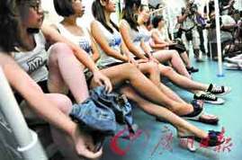 深圳地鐵13美女集體脫褲 稱宣傳低碳環(huán)保(圖)