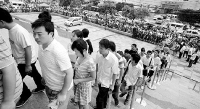 鄭州求職者排1公里隊應(yīng)聘富士康 答70道心理題