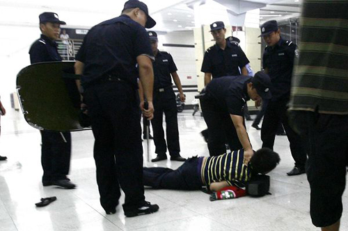 河南輸球球迷情緒失控 賽后爆發球迷騷亂（圖）