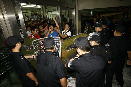 河南輸球球迷情緒失控 賽后爆發球迷騷亂（圖）