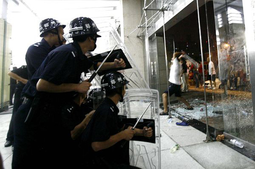 河南輸球球迷情緒失控 賽后爆發球迷騷亂（圖）
