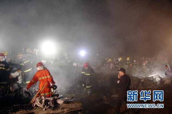 救援人員稱飛機失事很多遇難者遺體抱在一起