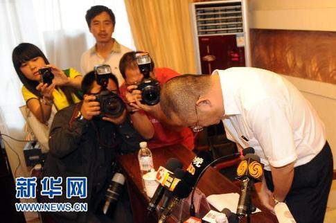 伊春飛機失事新聞通氣會 河南航空高管鞠躬道歉
