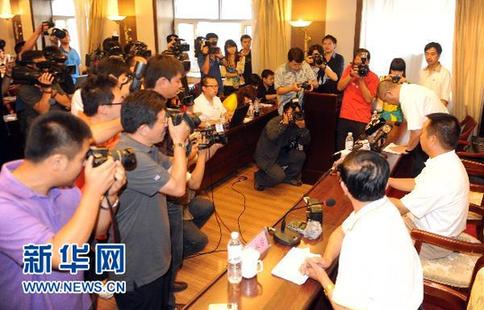伊春飛機(jī)失事新聞通氣會(huì) 河南航空高管鞠躬道歉