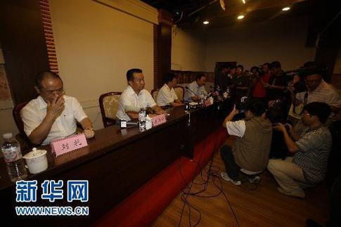 伊春飛機(jī)失事新聞通氣會(huì) 河南航空高管鞠躬道歉