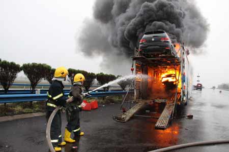 大眾運輸車途中突發大火  六輛小轎車被毀