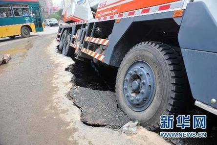蘭州市區路面塌陷起重機被卡