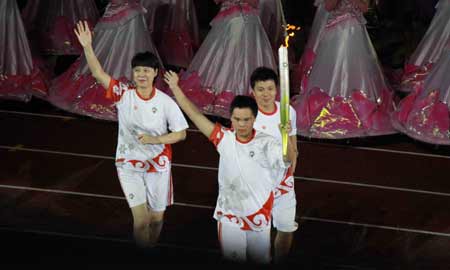 陳忠和與特奧運動員共同點燃第五屆特奧會圣火盤