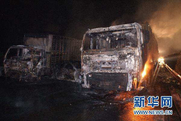 沈海高速多車連環相撞起火致交通擁堵7小時