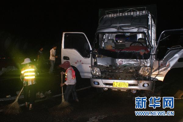 沈海高速多車連環(huán)相撞起火致交通擁堵7小時