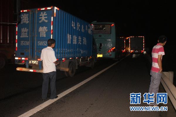 沈海高速多車連環相撞起火致交通擁堵7小時